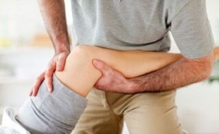Masaje de rodillas para la artritis. 