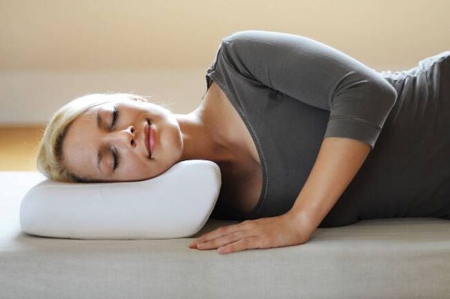 Duerme en almohada ortopédica como prevención de la osteocondrosis del cuello uterino