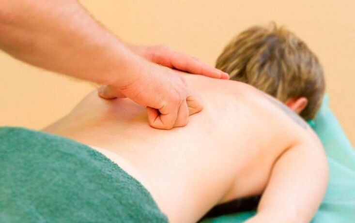 Realización de un masaje de pecho y espalda para la osteocondrosis.