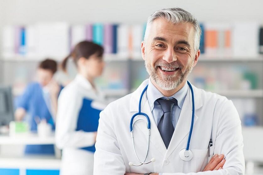Médico que trata la osteoartritis